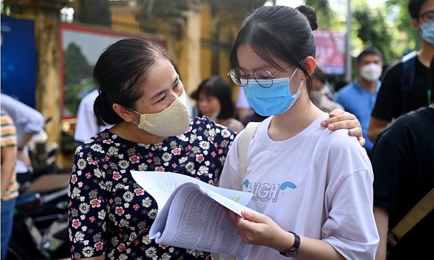 ハノイの公立高校入試:過酷な競争で親子が疲弊、健康被害も深刻化