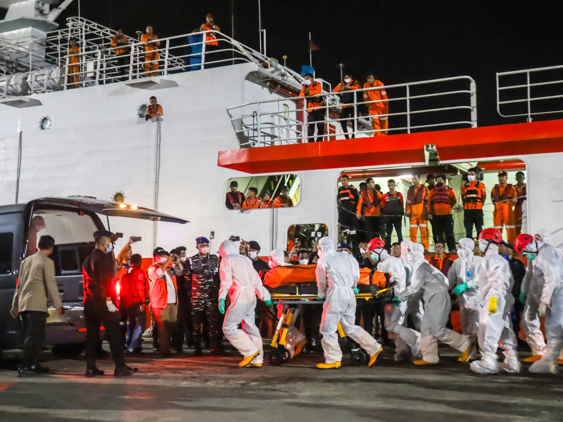 インドネシア沈没フェリー、捜索難航 126人不明、遺体3体収容