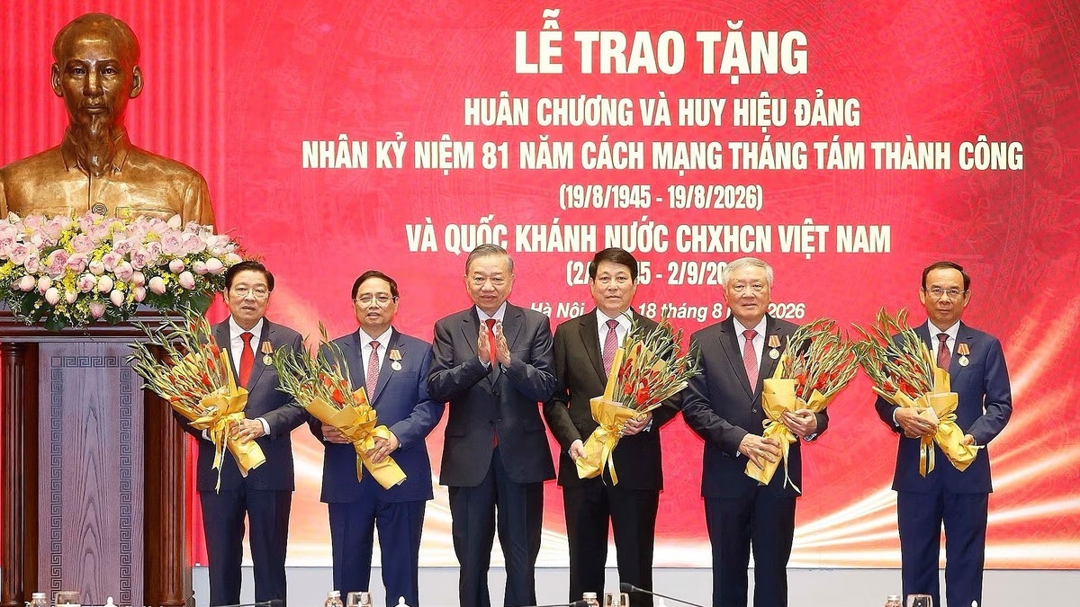 Vietnam Awards Top Honors to Five Former Politburo Members