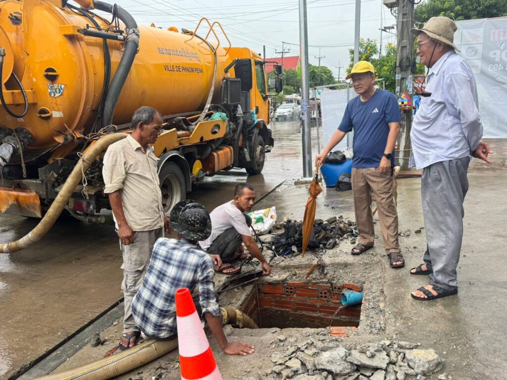 Sen Sok District Admin Cleans Drainage System, Finds Numerous Concrete-Blocked Manholes