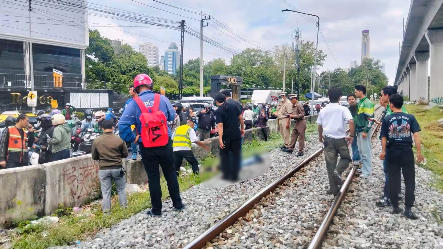 バンコク・マッカサン駅付近で配達員が列車と接触し重傷