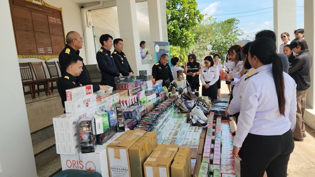 税関第 1 区は 400 件以上の密輸品を押収し、1 億 200 万バーツ相当の 2,100 万点を押収した