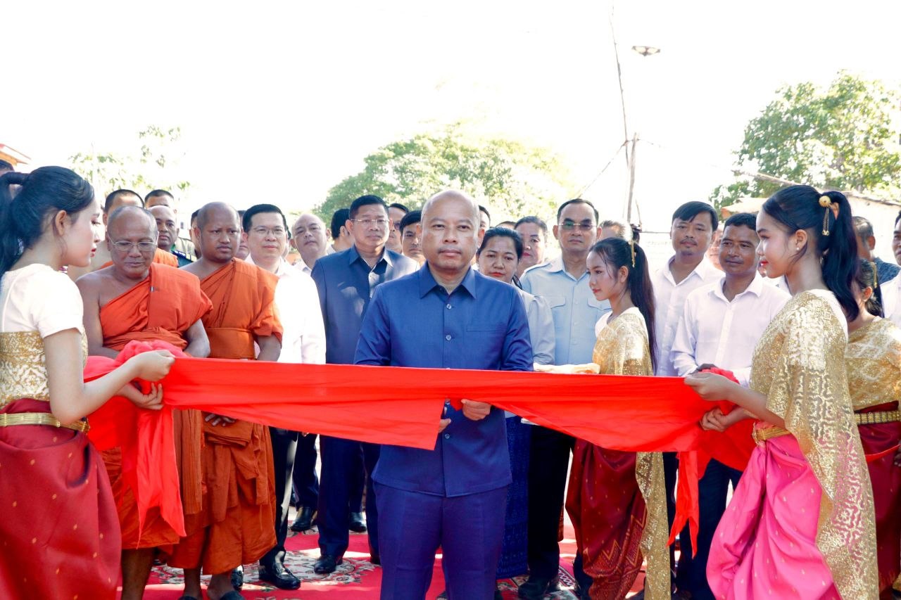 Svay Rieng Governor Attends Temple Inauguration, Urges Action Against Drugs and Traffic Violations