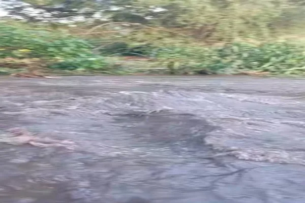 タイ・スパンブリーで鉄砲水、道路寸断・車両水没