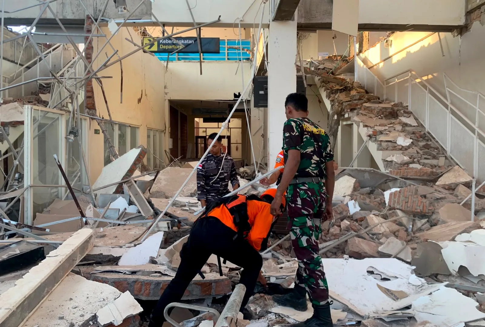 Indonesia's magnitude 7.7 quake kills at least 51, displaces thousands