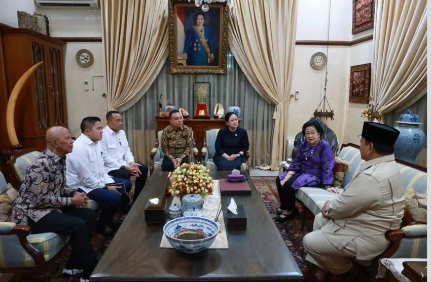 Defense Minister Prabowo Visits Megawati, Offers Condolences for Guruh Sukarnoputra's Passing