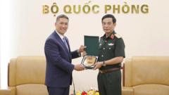 Vietnam's Defense Minister Meets US Acting Navy Secretary, Emphasizing Bilateral Ties