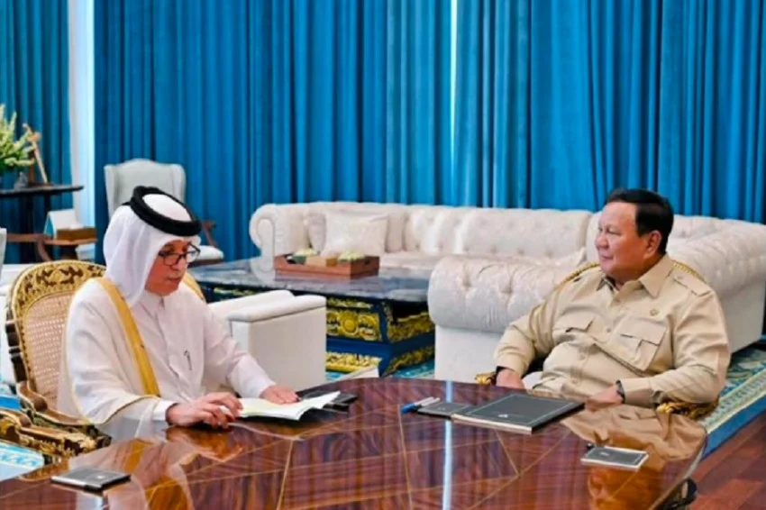 Indonesian Defense Minister Meets Qatar's Foreign Minister at Presidential Palace