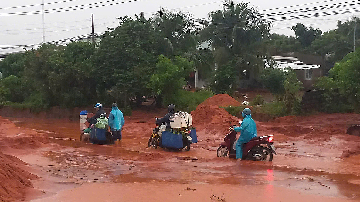 ラムドン省、豪雨で国道28B号線に複数箇所で土砂崩れ発生