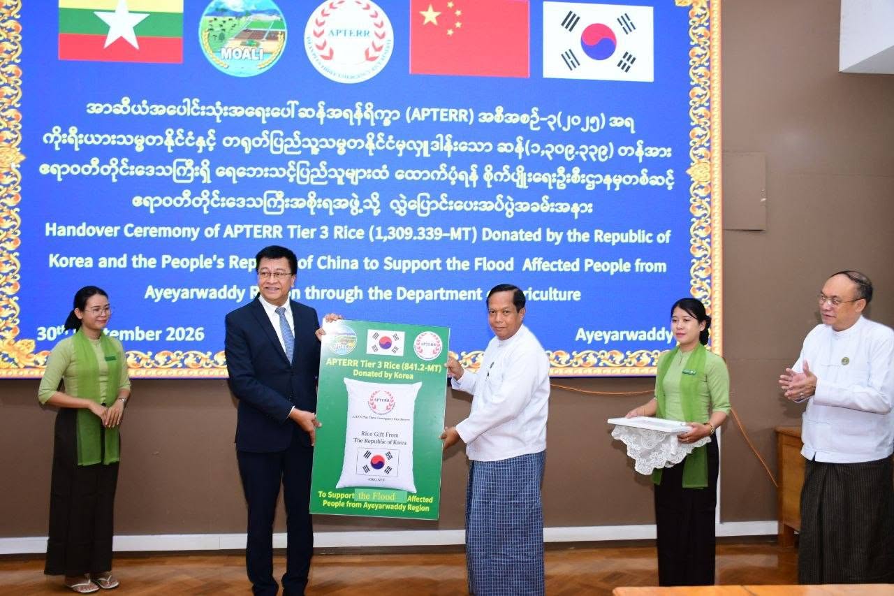 Over 1,300 tons of rice donated for flood-affected people handed over