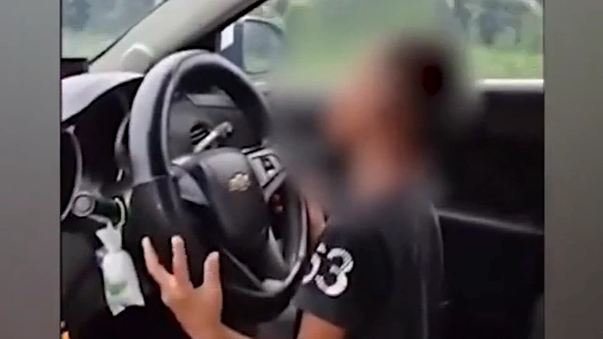 タイの7歳児運転動画、SNSの「いいね」が招いた炎上