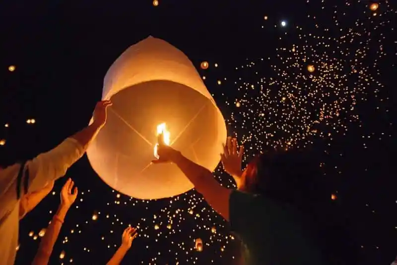 タイの二大祭典:ロイクラトンとイーペン、その違いと楽しみ方