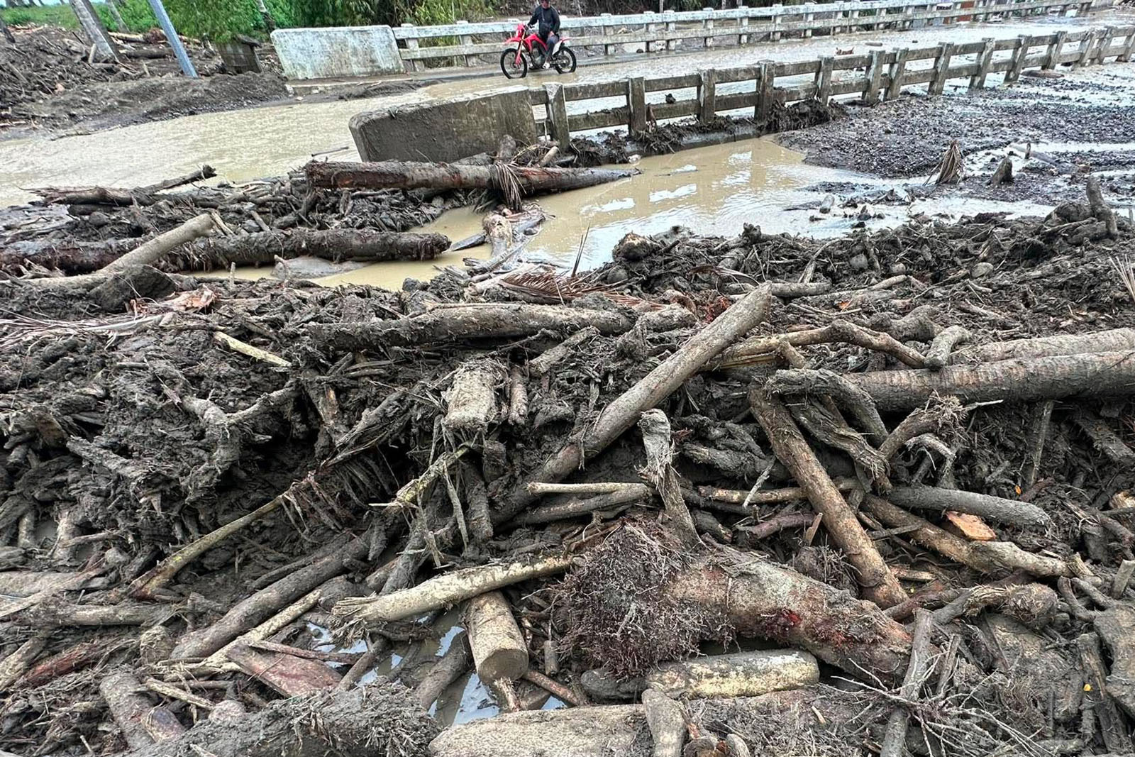 Tanuman Bridge Clogged by Soil, Flooding Threatens Jose Abad Santos