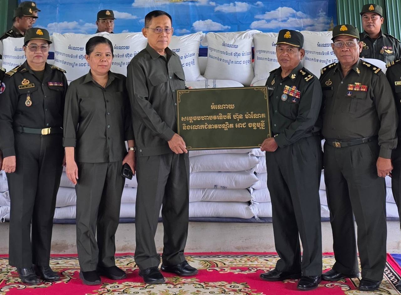Prime Minister and First Lady Donate Supplies to Kampong Thom Military Region