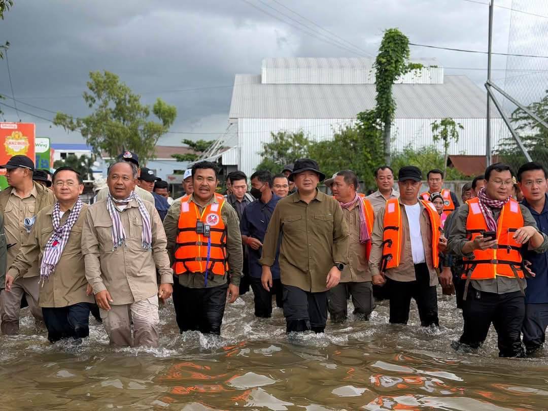 Prime Minister Visits Flood-Affected Poipet, Meets Residents