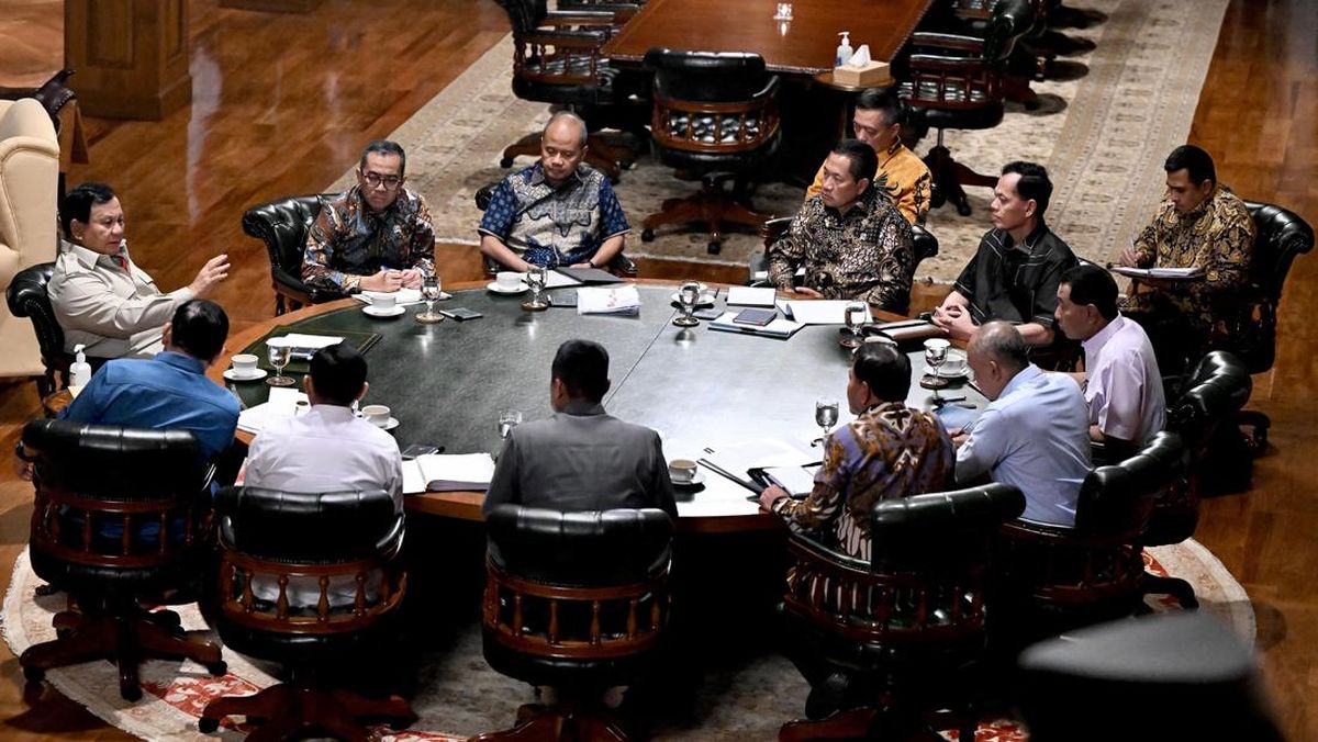 President Prabowo Convenes Strategic Cabinet Meeting in Hambalang on Education and Defense