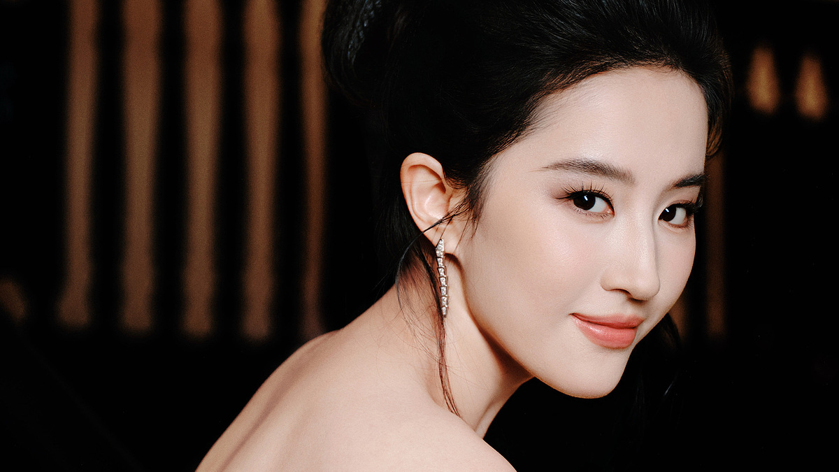 Chinese Actress Liu Yifei's 'Juicy Peach' Style Goes Viral on Vietnamese Social Media