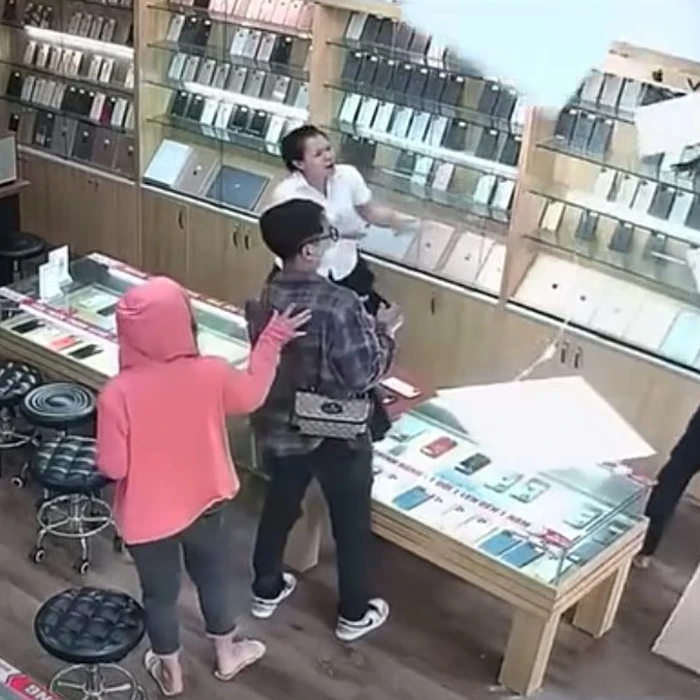 ホーチミン市:高所から転落した12歳男児を警察が緊急搬送で救命