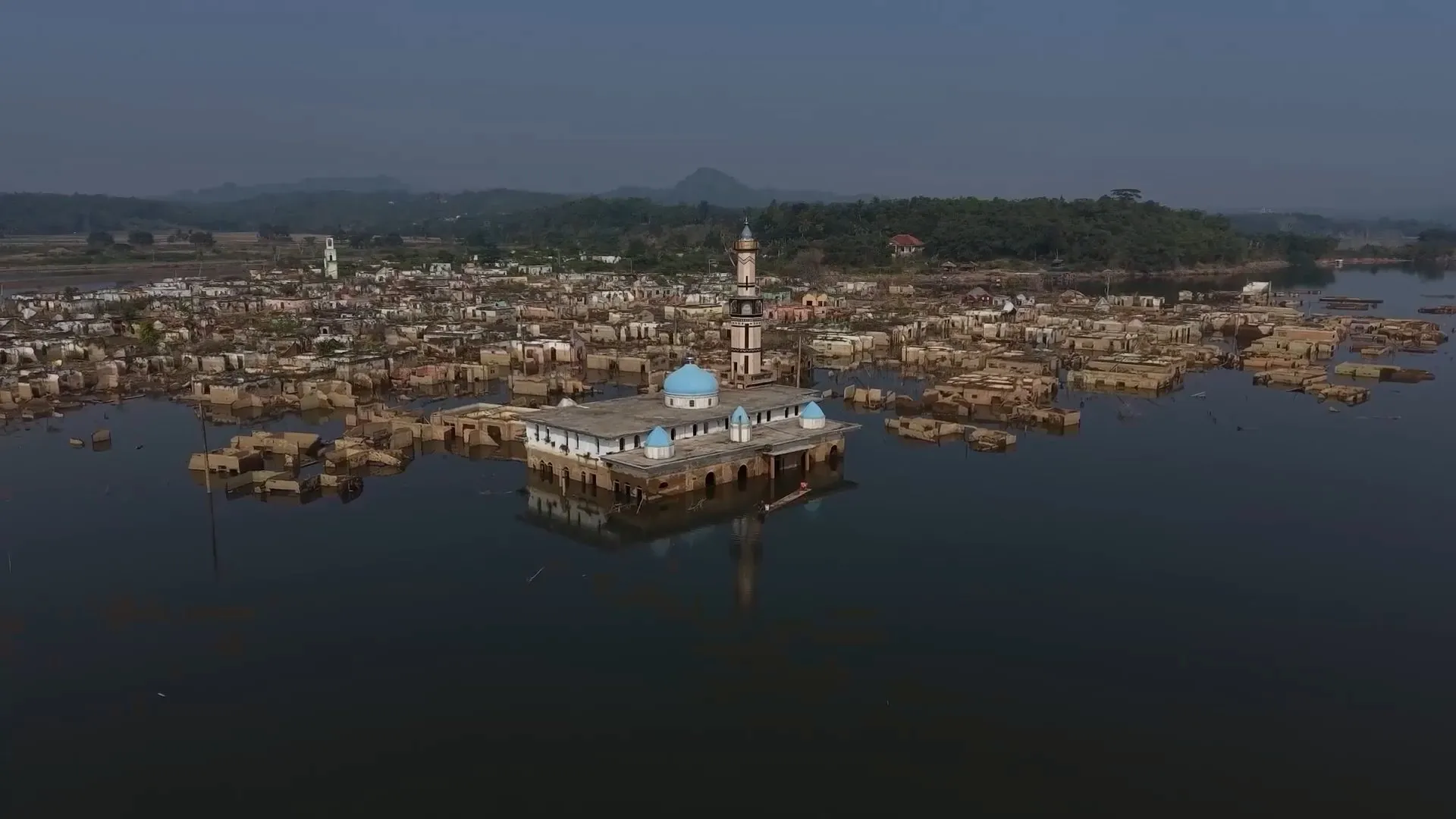 干ばつで水面低下、沈んだ村が姿現す インドネシア