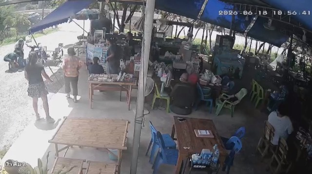 Vegetable Vendor Collapses and Dies on Roadside in Thailand, Rescue Efforts Unsuccessful