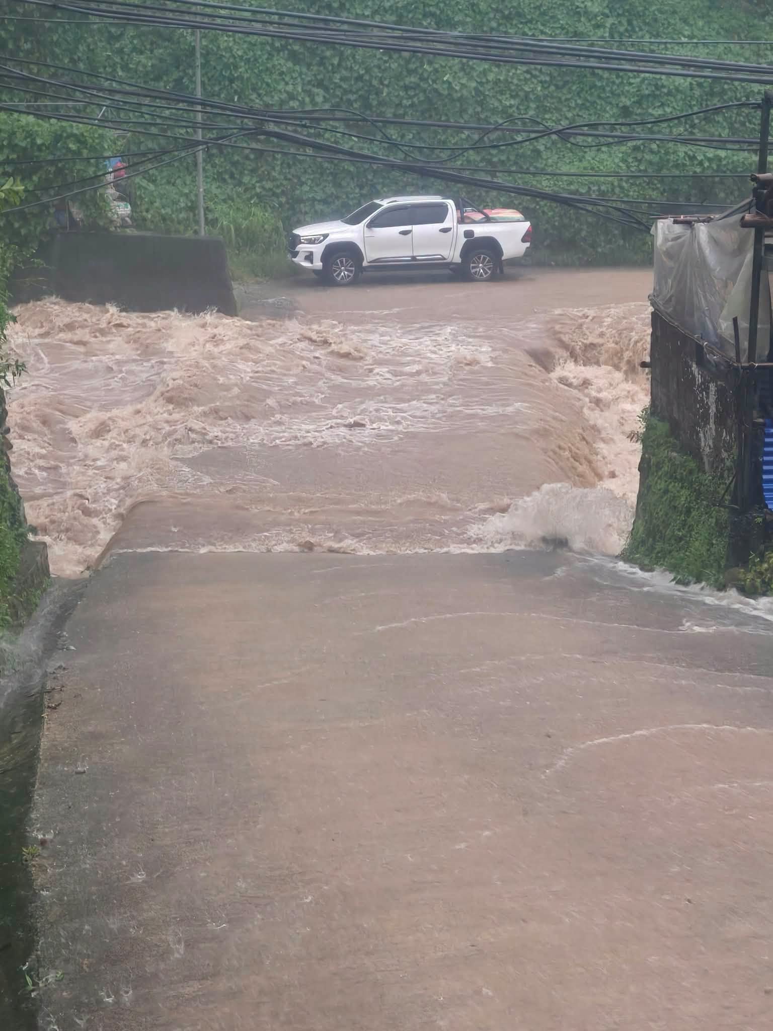 ベンゲット州ラ・トリンダッド、豪雨で河川氾濫 道路寸断の恐れ