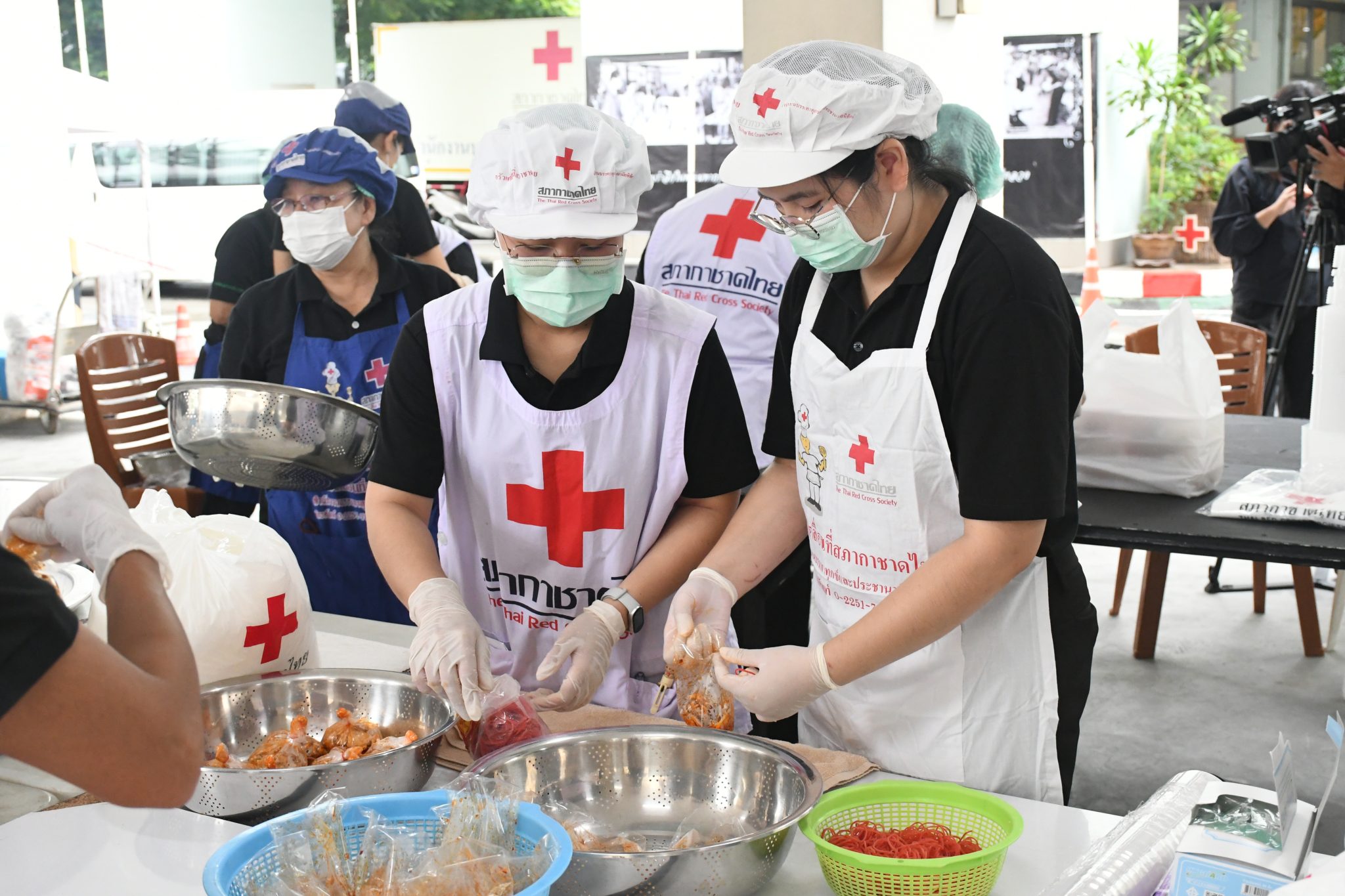 Thai Red Cross Rushes Cooked Meals to Flood Victims in Bangkok