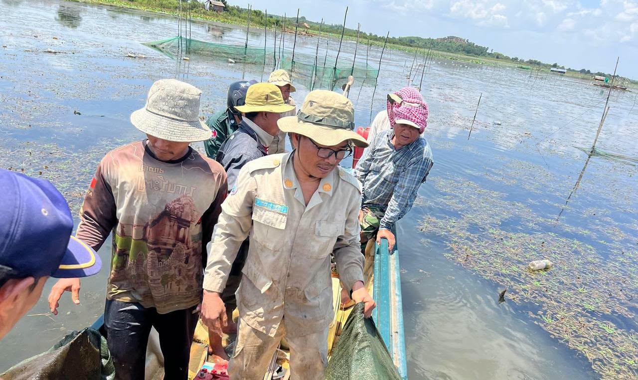 カンボジア、違法漁業を摘発し稚魚を自然へ