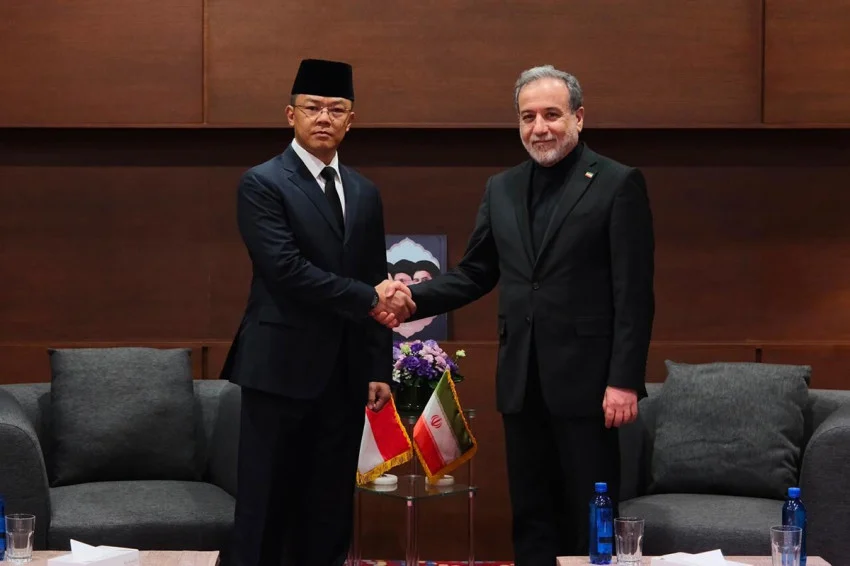 イラン外相、故ハメネイ師葬儀でスギヨノ氏と会談
