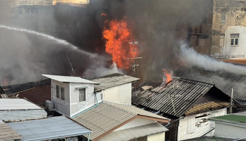 Fire Guts Community Homes on Rama VI Road, One Injured