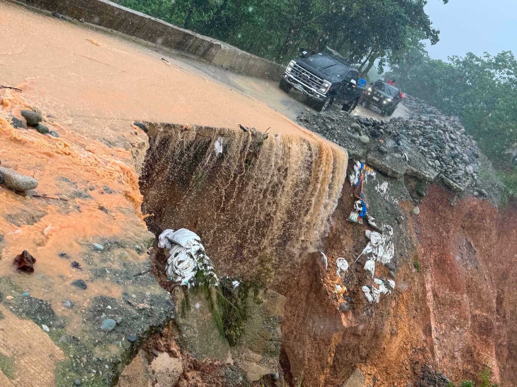 フィリピン北部、モンスーン豪雨で土砂崩れ・洪水 交通網に深刻な影響