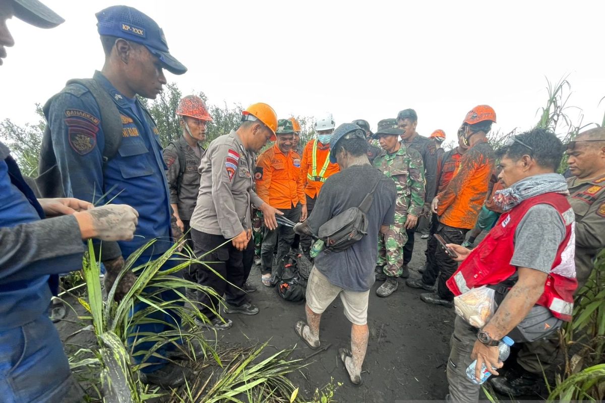 北マルク州ドゥコノ山で噴火、シンガポール人登山者2名の死亡を確認