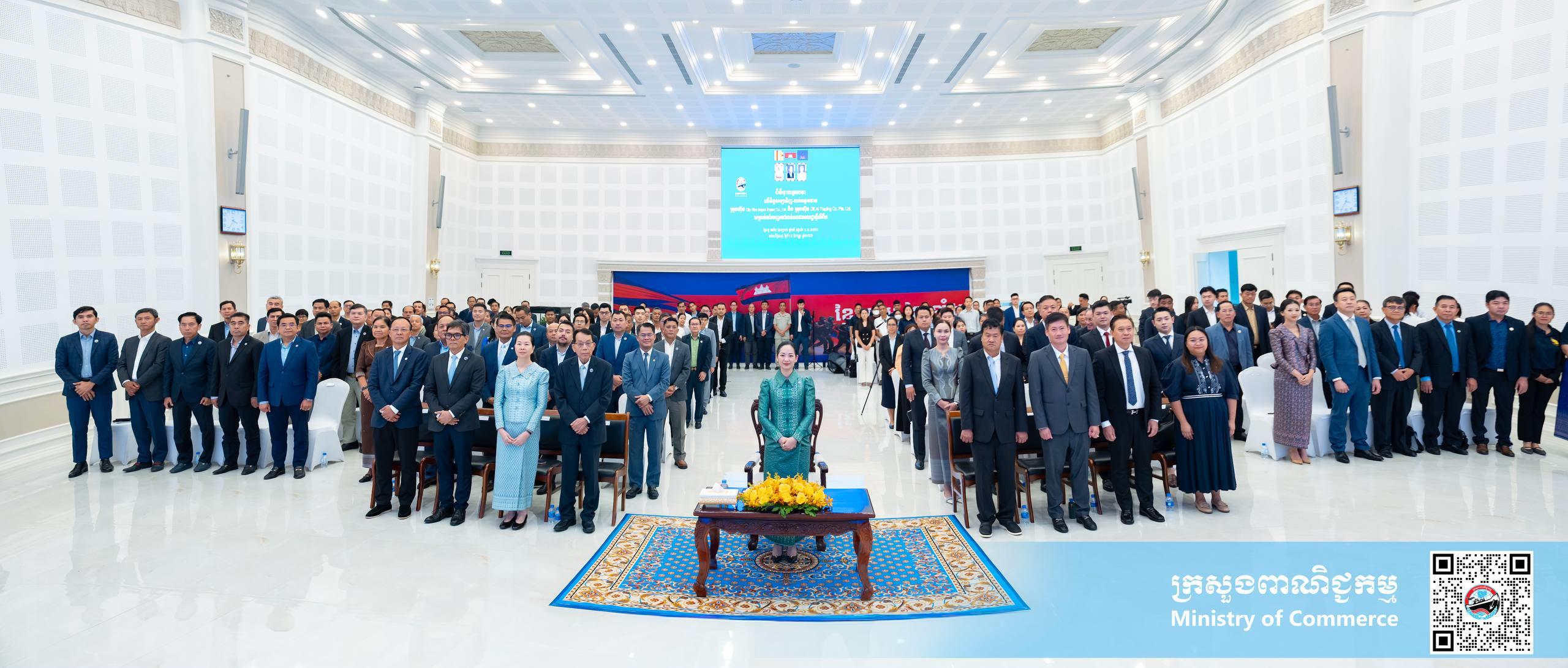 Cambodia Signs Deal to Export 10,000 Tons of Rice to Philippines via First-Ever Barge Shipment