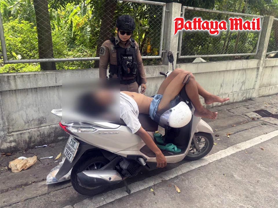 タイ警察、走行中のバイクで居眠りの男性を保護 - 安全確保と支援の役割