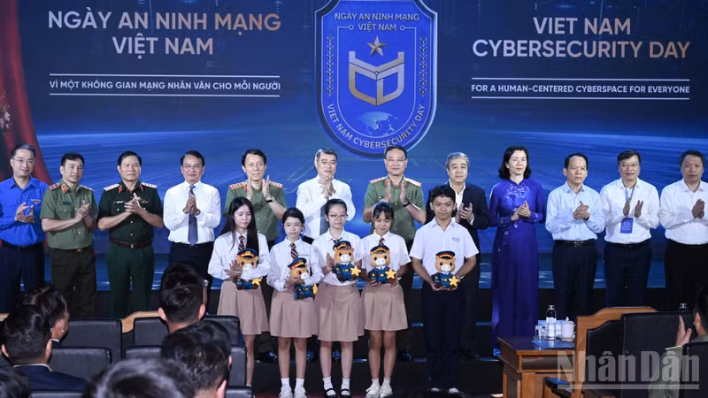 Vietnam Emphasizes 'Humanity' in Cyberspace - National Cybersecurity Strategy Meeting Held
