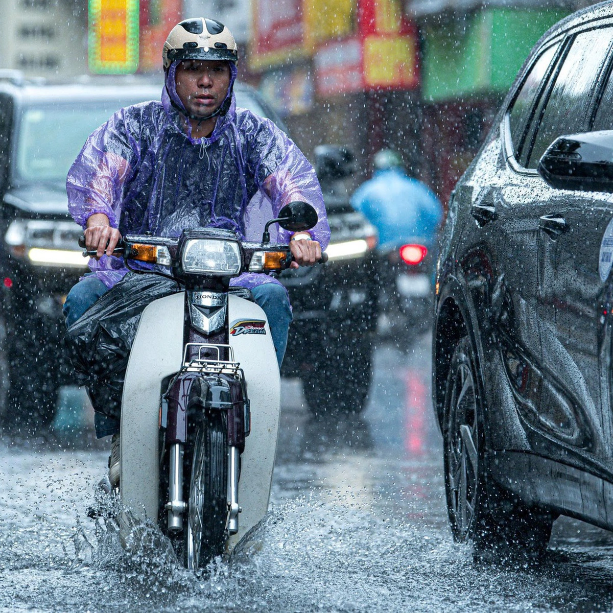 Northern Vietnam Ends Heatwave as Heavy Thunderstorms Hit Hanoi