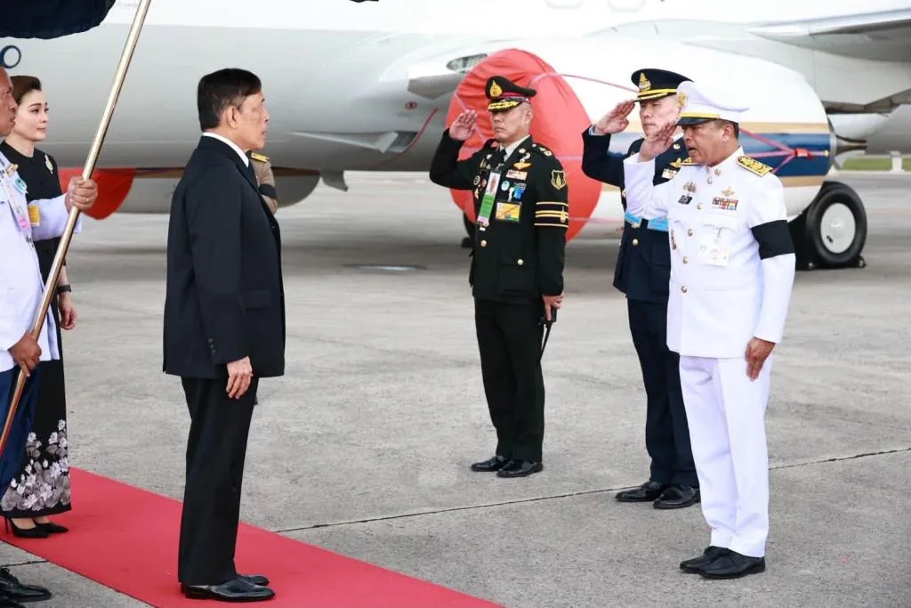 King and Queen Arrive at Hat Yai Airport for Royal Duties in Pattani