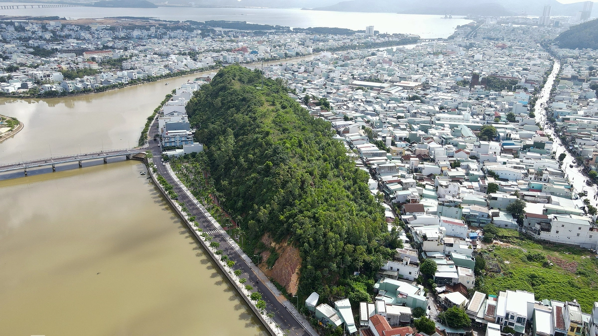 Quy Nhon Proposes Flattening Mount Mot Amid Landslide Risks