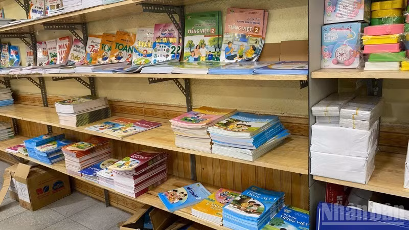 Hue City to Implement Textbook Lending System Amid Shortages