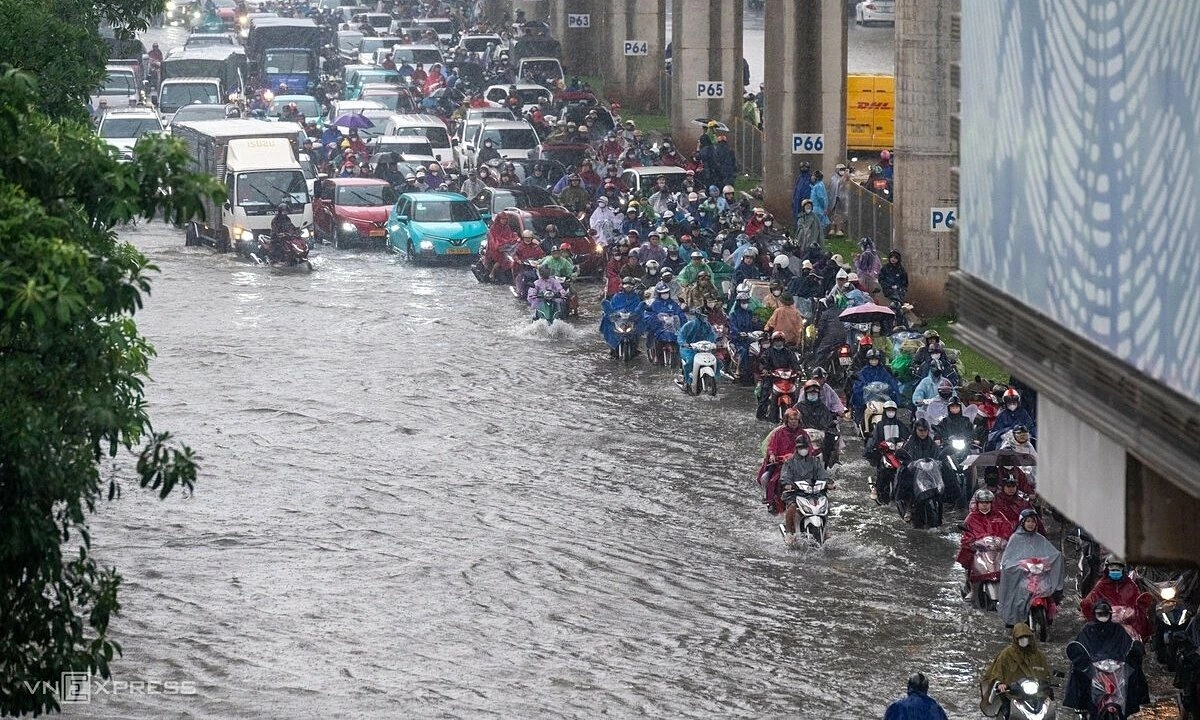 ハノイ豪雨、深刻な浸水で交通・経済活動に大混乱