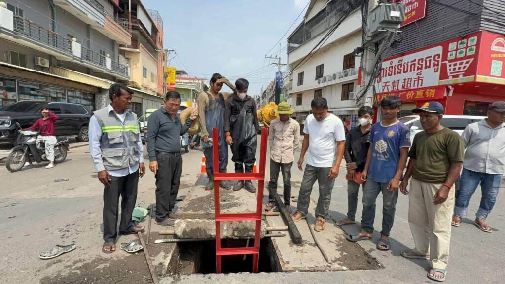Phnom Penh Clears Drainage Systems to Tackle Flooding on Russian Federation Boulevard