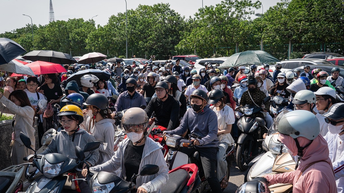 ベトナム建国記念日、軍事歴史博物館に大勢の来場者、猛暑の中も