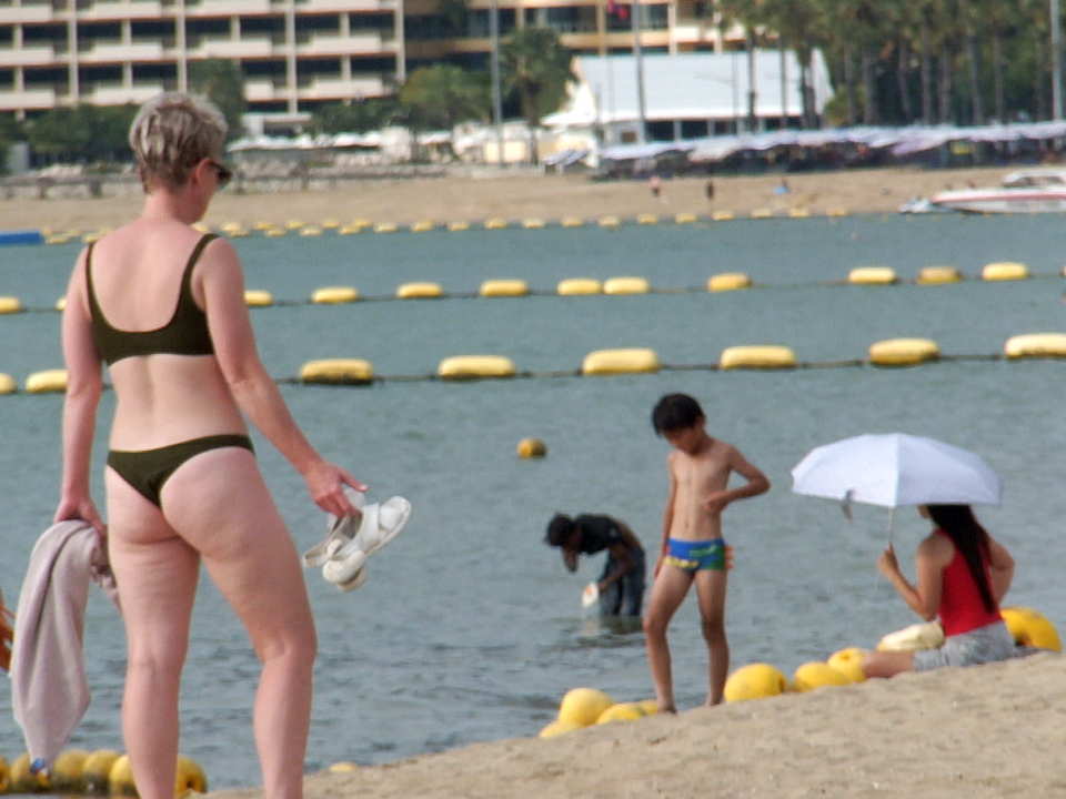 Pattaya Beachgoers Enjoy Sunny Sunday Before Rain Returns