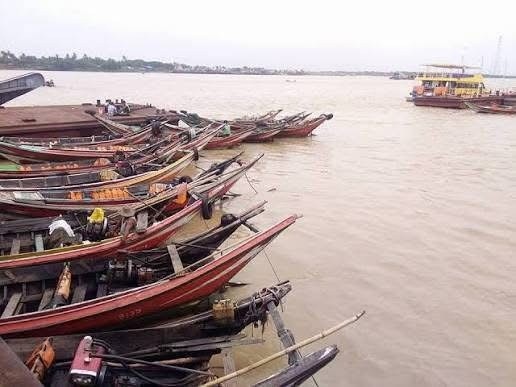モウタン港からダラ・モウセッへの渡し船が転覆、3名が行方不明