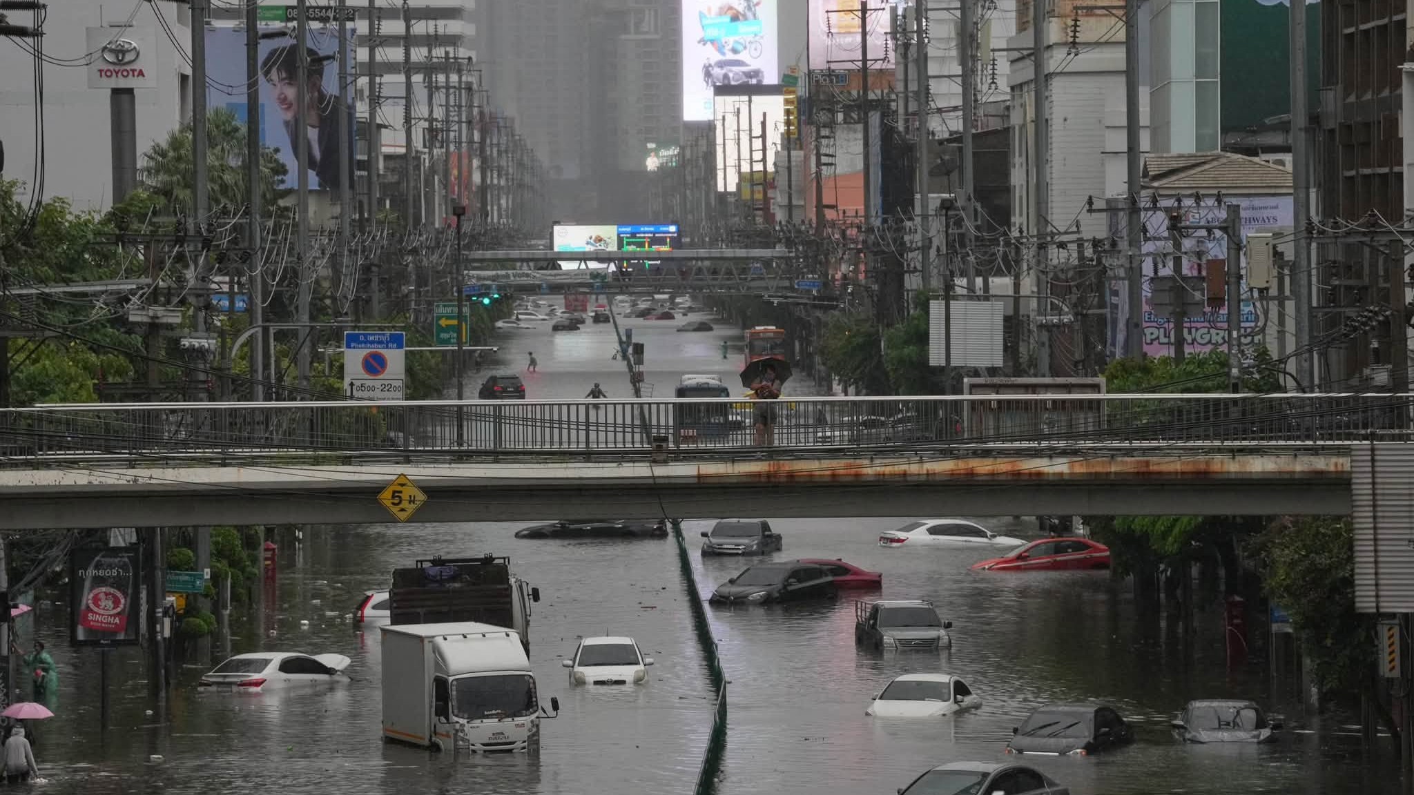 Bangkok Floods Threaten to Shave 0.3 P.p. from Thailand's 2026 Growth