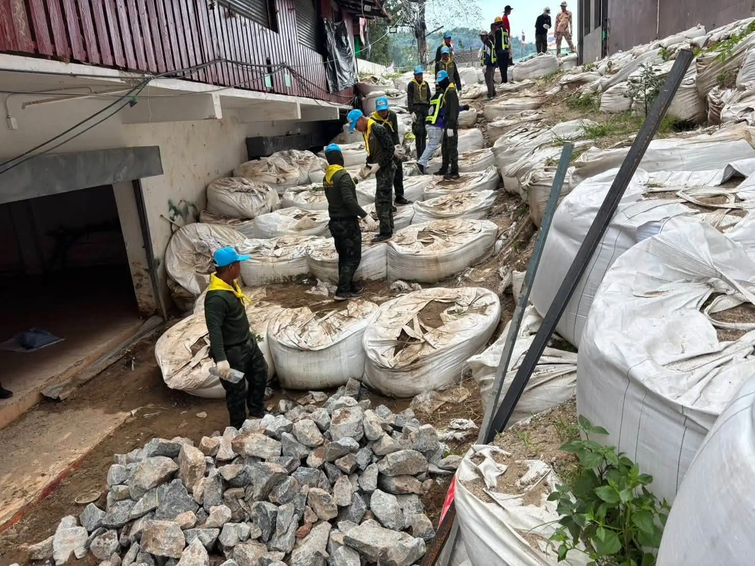 Mae Sai Rushes to Reinforce Flood Wall Against Rising Sai River