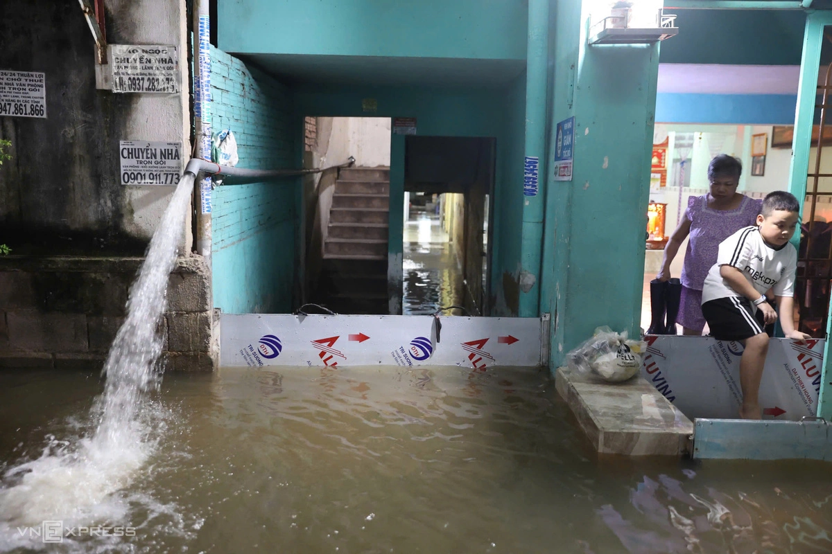 ホーチミン市、満潮で広範囲浸水 住民生活に影響