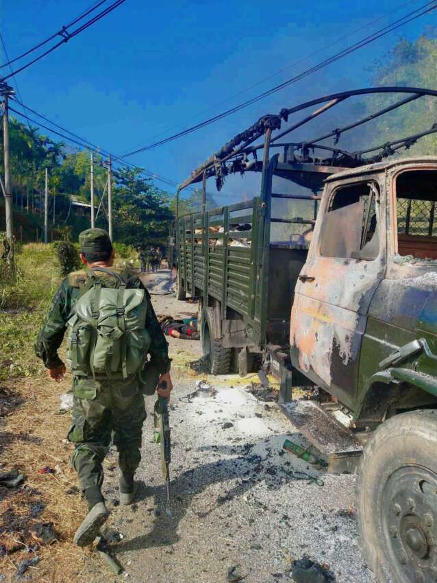 モンユワのNMKから第33師団へ向かう軍用車両列の警護部隊が爆撃を受け兵士2名死亡、1名負傷