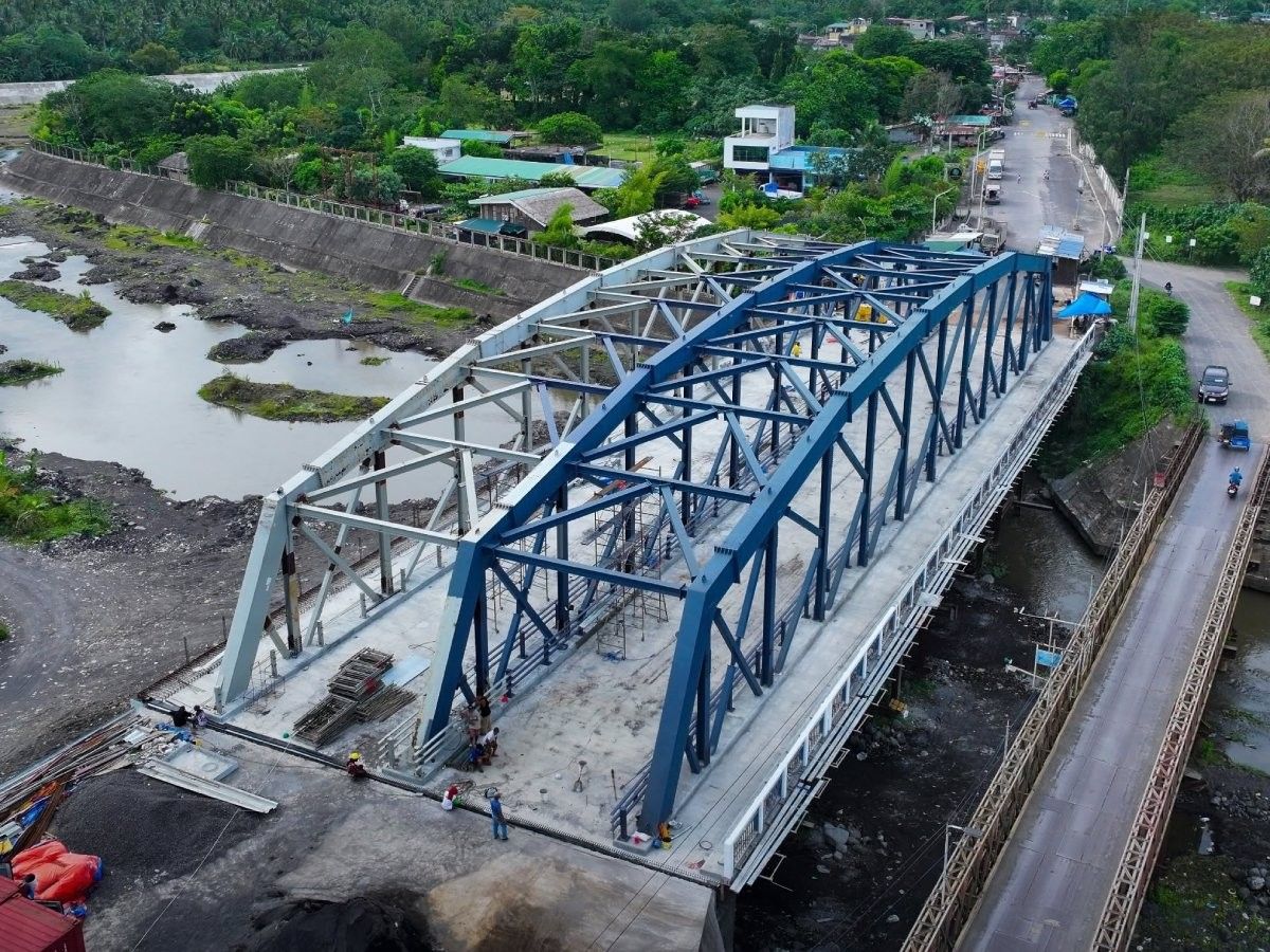 15年以上遅延のアルバイ州橋、国民の祝日前に一部開通へ