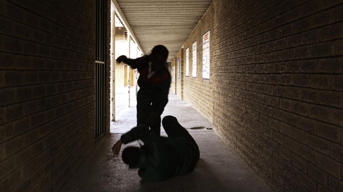 メダンで教師が生徒10人への暴行を認め辞職