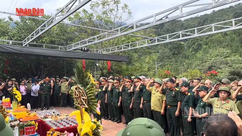 ベトナム北部国境、ビィ・スエン戦没者墓地で「7月感謝月間」に追悼行事